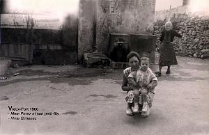 MERS EL KEBIR F LA FONTAINE DU VIEUX PORT MME PEREZ ET MME GIMENEZ 1960